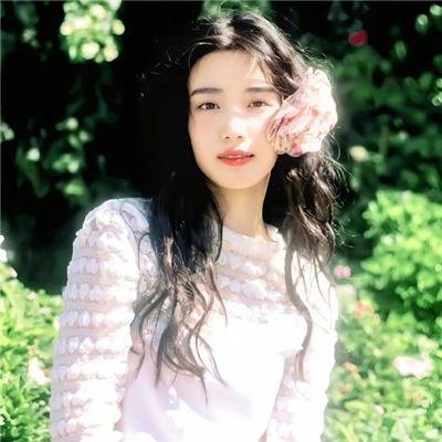 照片中的女孩